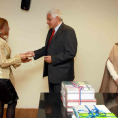 El doctor Carlos González Rufinelli, Director General de Derechos de Autor y Derechos Conexos, entregó el premio a la doctora Etelvina Asunción Rodriguez
