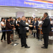 El director de Protocolo de la Corte, Luis Caballero, muestra una de las mangas de acceso al aeropuerto.
