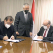 Firmaron el convenio, el presidente de la Corte Suprema, doctor César Diesel, y el director de la EBY, doctor Nicanor Duarte Frutos.