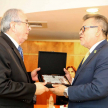 El ministro de la máxima instancia judicial recibió una placa por parte del representante de la Asociación de Jueces del Paraguay, doctor Delio Vera.