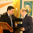 El titular de la Asociación de Magistrados Judiciales del Paraguay, Enrique Mongelós, entregó un reconocimiento al exministro de la Corte Suprema de Justicia Bonifacio Ríos Ávalos.