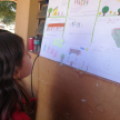 Niños de la escuela Sebastián Samaniego presentando una obra.