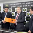 Enrique Mongelós, titular del gremio de magistrados, entregó una escultura de Astrea con una mención de honor al titular de la máxima instancia judicial.