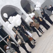 Los colegas de Diana Eveline lanzaron globos blancos al cielo, rogando por su eterno descanso, frente a la explanada del Palacio de Justicia en Asunción.