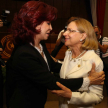 La ministra Alicia Pucheta felicita a la magistrada Miryam Peña.