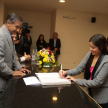 Momento de la firma del acta de juramento por una de las nuevas juristas.