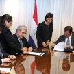Momento en que el presidente de la máxima isntancia judicial,  doctor Alberto Martínez Simón, firma el acuerdo junto con Oscar Urbieta, secretario general de la entidad bancaria.