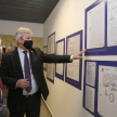 Durante el recorrido el embajador pudo observar los documentos historicos que se encuentran exhibidos en el lugar.