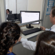 El doctor Alberto Martínez Simón aclaró a la ministra los trabajos mediante los expedientes electrónicos.