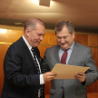 El presidente de la CSJ, entregó entrega de un reconocimiento al doctor Jorge Amaya por su valiosa colaboración