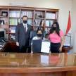 El ministro Alberto Martínez Simón recibió en su despacho a Berenice, una niña de 13 años integrante de la comunidad ava guaraní.
