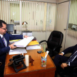 Pedro Fernández, director del SNFJ, recibió a primera hora en su oficina al doctor Juan Carlos Roncal. 