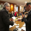 El presidente del Colegio de Abogados del Paraguay, Rubén Galeano, entregó al presidente de la Corte un ejemplar de la revista jurídica realizada por su gremio.