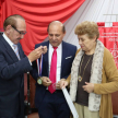 El profesor doctor José Antonio Moreno Ruffinelli entrega el título y la medalla.