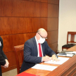 El presidente de la Corte Suprema de Justicia, doctor César Diesel, tomó juramento a 8 personas y les otorgó la carta de naturalización que les certifica como ciudadanos paraguayos.