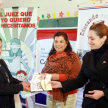 La directora de la escuela, Nicasia Insfrán (izq.), recibe de la jueza Cinthia Páez materiales relacionados al Programa.