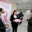 Funcionarios de la Dirección General de Recursos Humanos entregaron lazos rosas a las personas que iban ingresando al Palacio de Justicia de Asunción como distintivo recordatorio de la lucha contra el cáncer de mamas. 