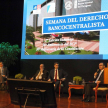 Los panelistas de la jornada junto con el miembro titular del directorio del Banco Central del Paraguay (BCP) Fernando Filártiga, quien fungió como moderador del conversatorio.