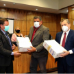 En la oportunidad el ministro Eugenio Jiménez Rolón entregó dos lotes de libros con obras elaboradas por los investigadores del Instituto de Investigaciones Jurídicas.