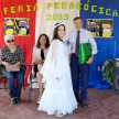 El ministro de la Corte Suprema junto a una alumna en el marco de la feria pedagógica 2019 de la Escuela Niño Jesús de San Roque González de Santacruz, departamento de Paraguarí.