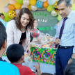 Ramírez Candia entregando pelotas a los niños de su primera escuela.