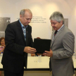 EL jefe de la comuna asuncena tambien entregó un reconocimiento al Director del Museo de Justicia, Dr. José Agustín Fernández.