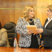 La directora de Mediación de la Corte Suprema de Justicia, Gladys Alfonso de Bareiro, entregó un presente a la ministra Gladys Bareiro de Módica.
