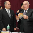 El ministro Bajac, entregando al director de la institución, Jorge Samaniego, unos ejemplares de la Constitución adaptada a los jóvenes.