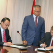 El titular de la Corte, Eugenio Jiménez Rolón, y el embajador de la República de China (Taiwán), Don Diego L. Chou, firmaron el acta.