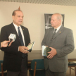 El doctor José Waldir Servín entregó el material al Ministro Benítez Riera. 