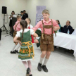 Niños y niñas de la ciudad de Neuland presentaron un baile tradicional de Alemania
