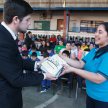 El coordinador del programa, licenciado Aldo Ávalos, entrega compendios de la Niñez que serán de mucha utilidad para la institución.