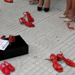 La violencia de género es representada por dos signos: zapatos de mujer y el color rojo de la sangre derramada.