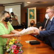 El presidente de la Asociación de Jueces del Paraguay (APJ), Delio Vera Navarro, entregando una mención de distinción a una colega magistrada. 