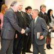 Momento en que el titular de la máxima instancia judicial, doctor Víctor Núñez felicita a Alejandro Mella quien presentó su libro en la fecha