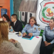 La Sub Comisaría de Ñemby, Paulina García, asesorando a una ciudadana