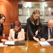 La vicepresidenta Miryam Peña y Luis María Benítez Riera participaron de la firma de convenio.