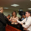 El fiscal adjunto Jorge Sosa explica a los medios detalles de la reunión.
