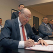 El presidente de la CSJ, doctor César Diesel, en la firma de compromiso.