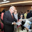 Los magistrados y el presidente del Consejo de la Magistratura, Cristóbal Sánchez, recibiendo de manos del doctor Víctor Núñez un ejemplar del informe de gestión.