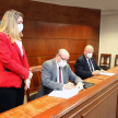 El presidente de la Corte Suprema de Justicia, doctor César Diesel, y el vicepresidente segundo, doctor Luis María Benítez Riera en el momento de la firma del acta de juramento.