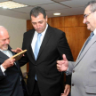 El doctor Rodrigo Campos Cervera recibe la placa de reconocimiento del presidente de la Corte y del director de USAID.