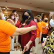 La actividad forma parte de una campaña que busca visibilizar a través de la utilización del color naranja en prendas y escarapelas la lucha contra la violencia hacia las mujeres.