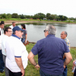 La comitiva ambiental tomó muestras del arroyo San Lorenzo.