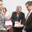 El ministro Eugenio Jiménez Rolón firmando el libro de su autoría.