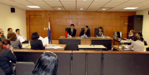 Imágen de un juicio oral y público desarrollado en el Palacio de Justicia de Asunción