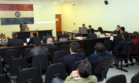 Imágen de un juicio oral y público desarrollado en el Palacio de Justicia de Asunción