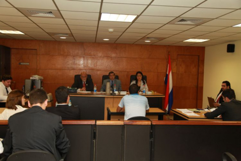 Imagen de un juicio oral y público desarrollado en el Palacio de Justicia de Asunción