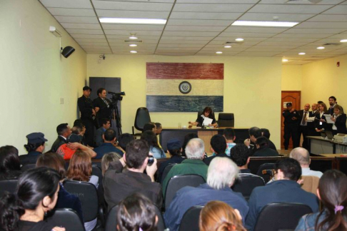 Imágen de un juicio oral y público desarrollado en el Palacio de Justicia de Asunción