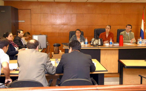 Imágen de un juicio oral y público desarrollado en el Palacio de Justicia de Asunción